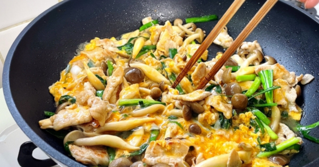 フライパンで作るシメジと卵の炒め物