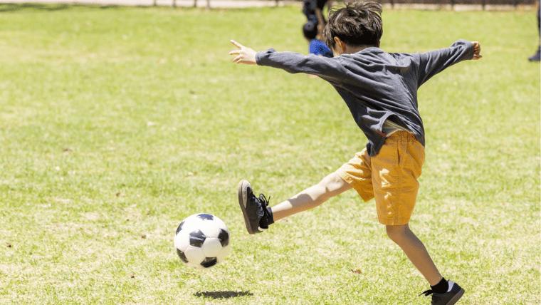 サッカーをする男の子
