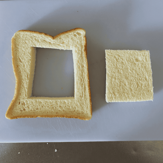 食パンを四角くくりぬく